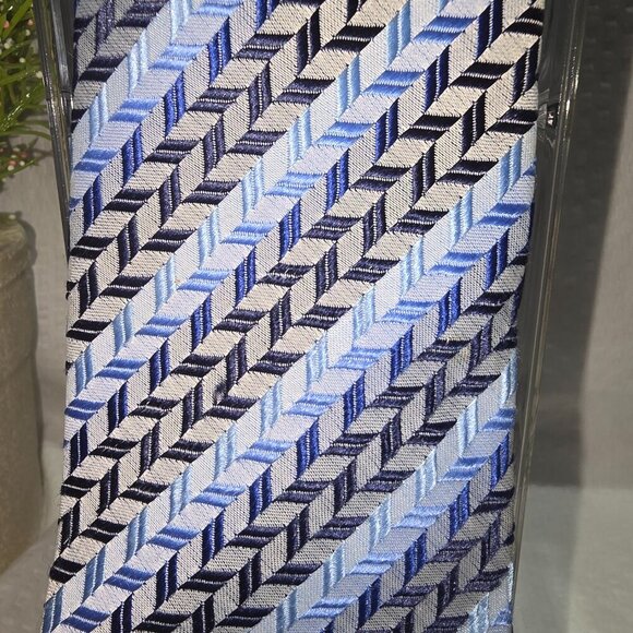 MENS SILK TIE BLACK BLUE  AND GRAY DIAGONAL CHEVRON PATTERN EUC - Picture 4 of 4